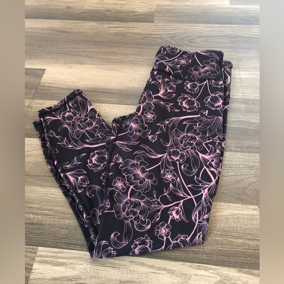 Fabletics Pink and Black Floral Leggings - Picture 4 of 7